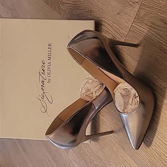 Signature by Olivia Miller silver heels5+. Size 7.5. Perfect for the Holidays. - Picture 3 of 14